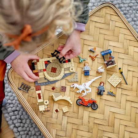 LEGO Jurassic World - Atrociraptor: pościg na motocyklu 76945