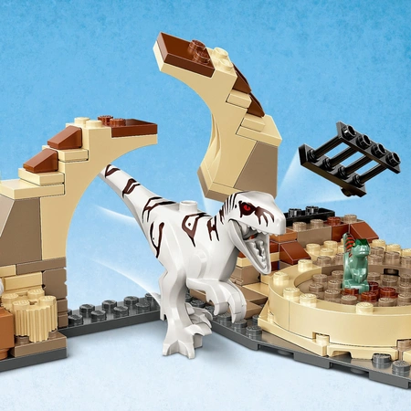LEGO Jurassic World - Atrociraptor: pościg na motocyklu 76945
