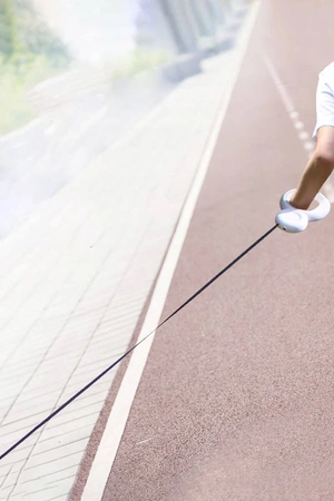 DOGGY VILLAGE Automatyczna wysuwana smycz 3w1 z latarką LED i dozownikiem torebek