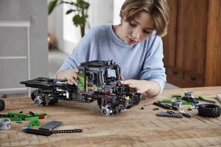 LEGO Technic Ciężarówka Mercedes-Benz z napędem na 4 koła-42129