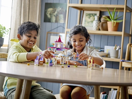 LEGO Disney Princess Królewskie stajnie Belli i Roszpunki - 43195